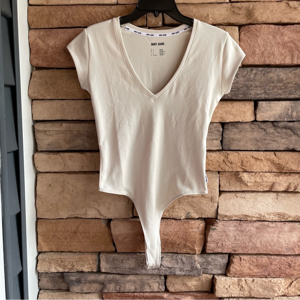 DKNY beige tan v-neck short sleeve bodysuit Small NWT